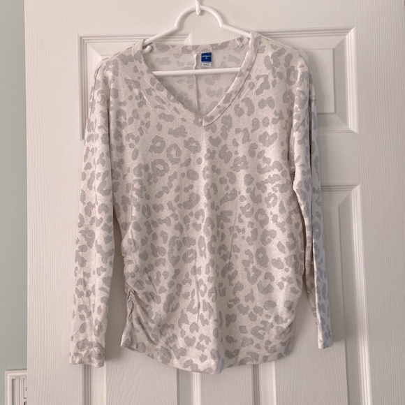 Old Navy Maternity shirt - Picture 1 of 4
